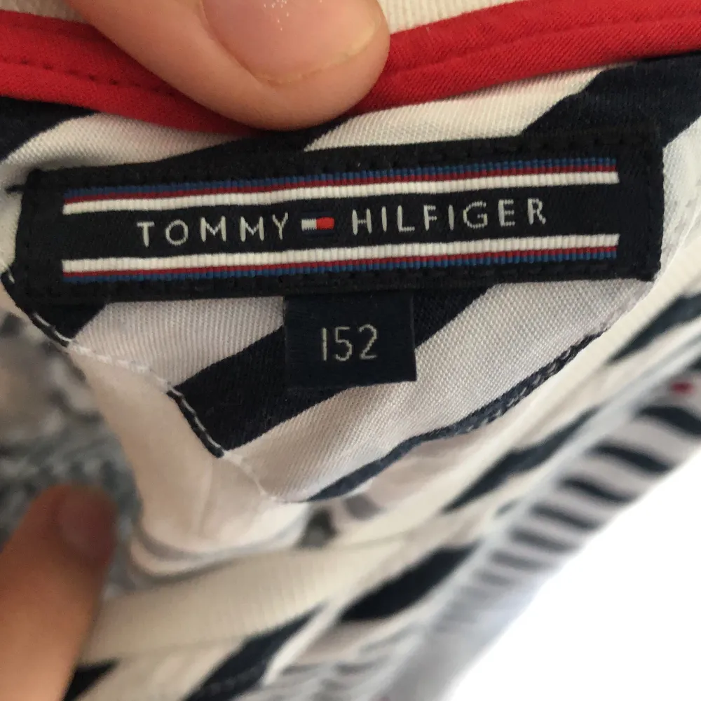 En tommyhilfiger klänning, storlek 152 snörning i midjan.. Klänningar.