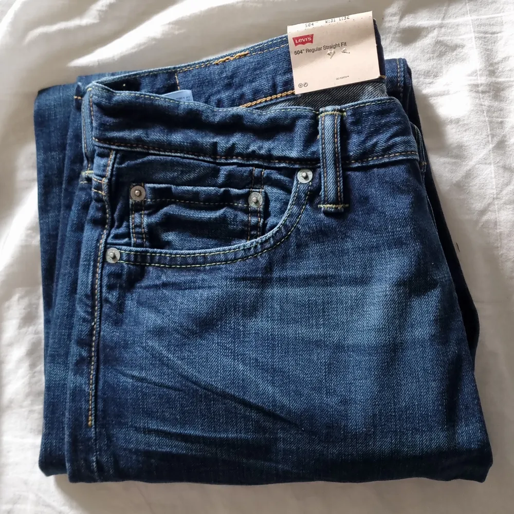 Ett par Levi's jeans som är oanvända och i nyskick, passformen är då regular fit och måtten är W:31 L:32. Jeans & Byxor.