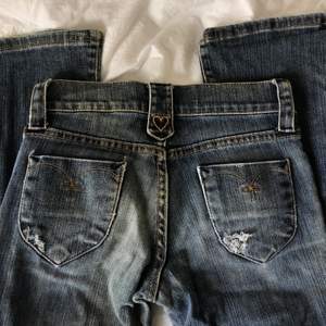 Säljer mina lågmidjade flared jeans då dom tyvärr blivit försmå. Byxorna går inte längre att få tag på i butik! Dom är i väldigt fint skick och köpt secondhand. Byxorna passar någon från ca 163-173cm.  Vid flera bilder eller frågor, skriv privat☺️ Om flera är intresserade blir det bud🤍 Köp direkt för 400kr!!