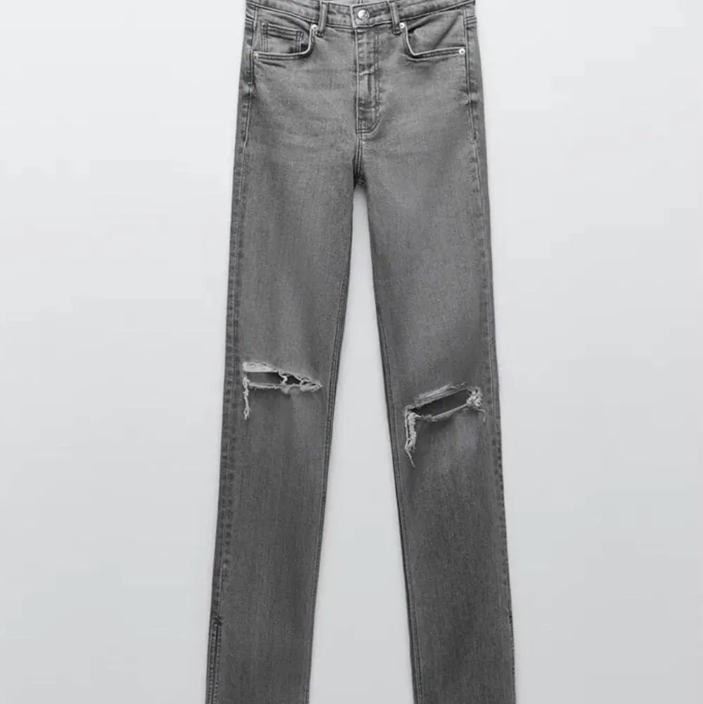 Säljer mina super fina zara jeans med slit😍 Bara provade, prislapp ff på👌🏻☺️💕storlek 40 men passar även 38 och kanske 36❣️. Jeans & Byxor.