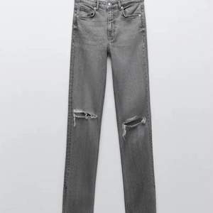 Säljer mina super fina zara jeans med slit😍 Bara provade, prislapp ff på👌🏻☺️💕storlek 40 men passar även 38 och kanske 36❣️