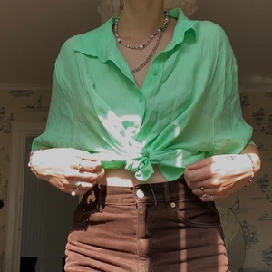 Weekday grön oversized skjorta stl L - Samma skjorta finns i orange som du hittar i min profil! Som sagt en asskön och luftig skjorta som lätt går att styla antingen med en knut i midjan eller instoppas i byxorna om man inte bara vill ha den hängande löst:)) Gabska bred och i skönt tunnt material. Som referens är jag 173 cm lång och brukar ha stl S i t-shirts:))                                                   Båda skjortorna från weekday kan köpas tsm för 85 kr så kolla även in den andra skjortan:))
