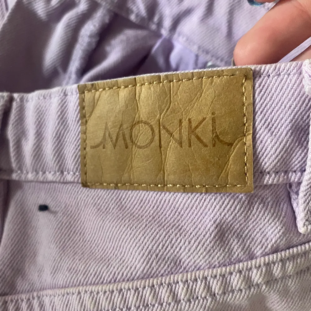 Intressekoll på mina lila Monki jeans i den populära modellen Yoko💕💕💕stl 25 för långa för mig som är 158 och har korta ben. Jeans & Byxor.