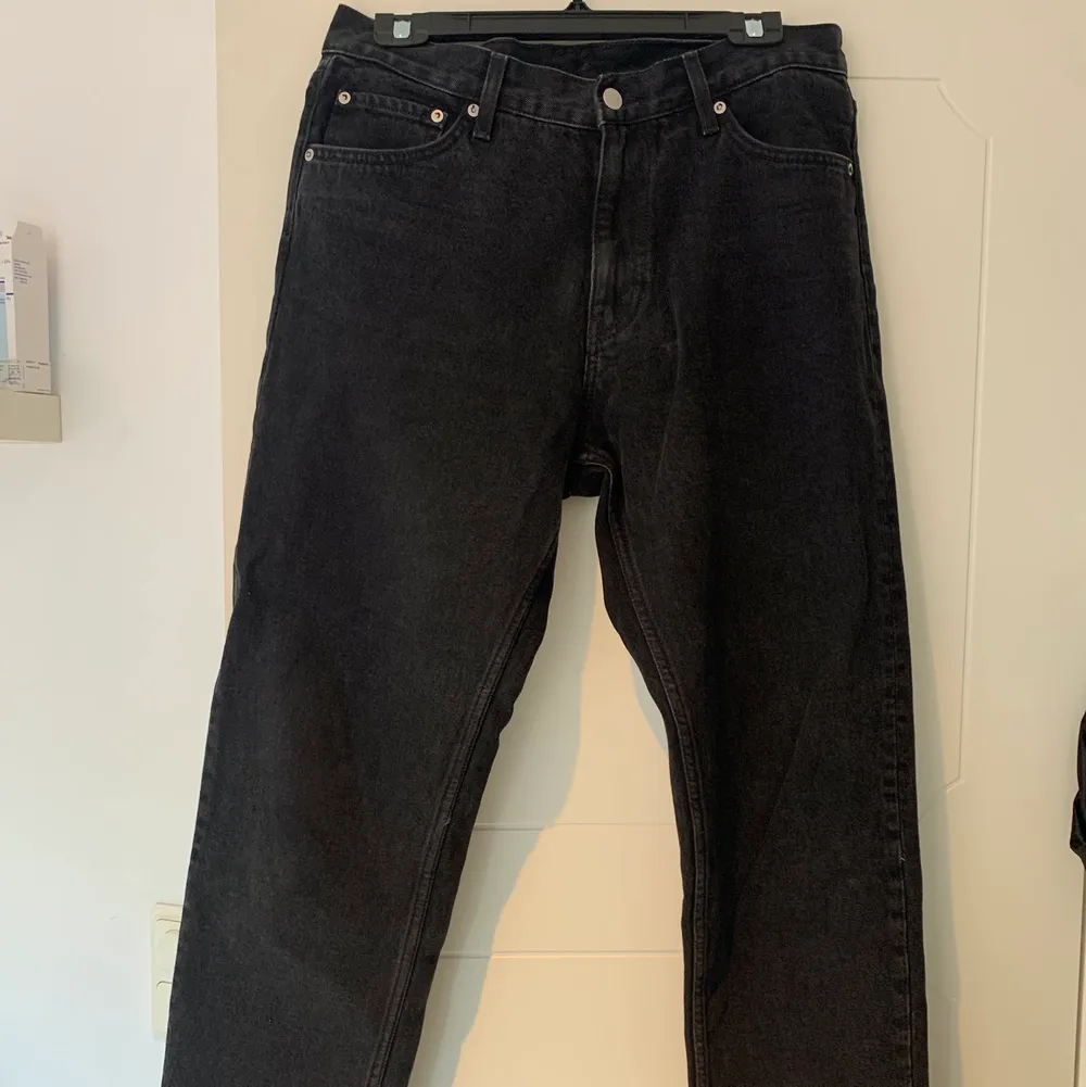 Svarta weekday Barrel jeans, stl 30/32! Pris kan diskuteras, OBS! frakt ingår om plagget säljs för priset skrivet.. Farkut & Housut.