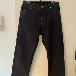 Svarta weekday Barrel jeans, stl 30/32! Pris kan diskuteras, OBS! frakt ingår om plagget säljs för priset skrivet.