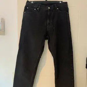 Svarta weekday Barrel jeans, stl 30/32! Pris kan diskuteras, OBS! frakt ingår om plagget säljs för priset skrivet.