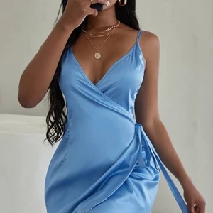 Super gullig sommarklänning.  - Blå sommarklänning som knyts i midjan. Stl.S. Aldrig använd. 