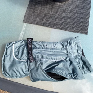 Hundjacka  - Jack till hund som funkar bra mot regn och snö. Använd ett fåtal gånger då hunden växt ur den, så den är i nyskick :)