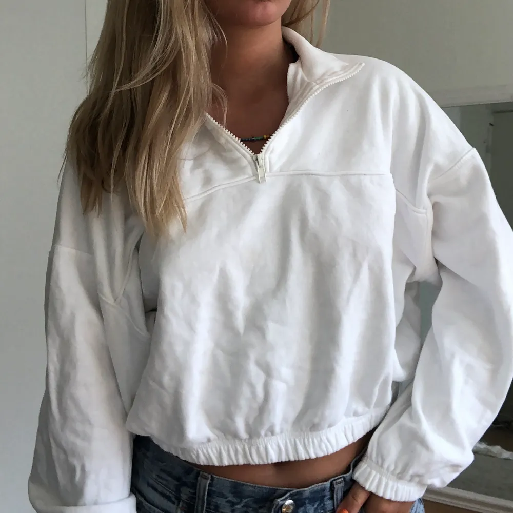 Säljer min vita fina sweatshirt från weekday som är använd vid ett fåtal gånger. 😎😎🥰 frakt ingår ej i priset. . Tröjor & Koftor.