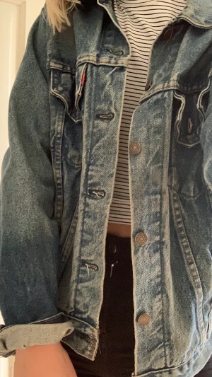 Levis jeansjacka  - Älskar älskar älskar denna jeansjacka. Vintage och cool:) oversized på mig som brukar ha S! Kommer dessvärre till för lite användning. Fraktkostnad kollar jag upp vid intresse:)