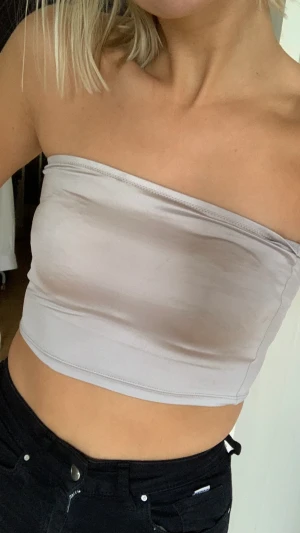 Croptop från weekday - Silvrig och festlig croptop. Endast använd någon gång. Silvrig :) exakt fraktkostnad kollar jag upp vid intresse. 