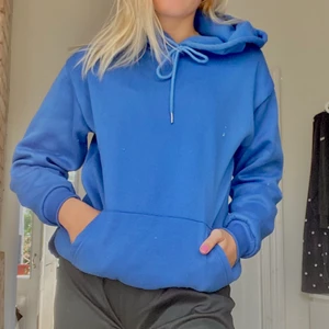 Blå hoodie - En blå fin hoodie som tyvärr inye kommer till användning💗 hör av er om ni har några frågor💗