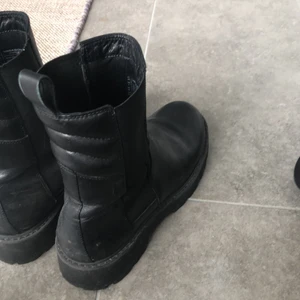 Vagabond boots - As coola boots från vagabond! Använda ganska mycket förra hösten men inte mycket efter det, därför i bra skick:))               Köpa för 1500 originalpris✨