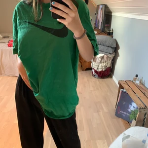 Nike t-shirt - Säljer min Nike tröja då jag inte har användning för den längre, strl L. Använd ungefär 3 gånger men köpt i en vintage butik. Tvättas innan jag skickar och pris kan diskuteras vid snabb affär☺️