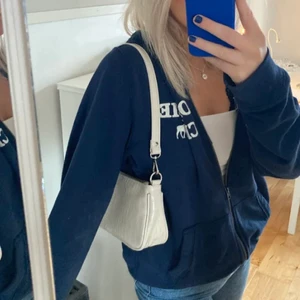 Vit väska  - Säljer dennna vita väska från Gina, knappt använd superbra skick! 💕 köpare står för frakt 