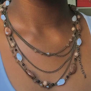 Vintage retro necklace - Den är 50cm lång och är brun,vit och svart. Den är oanvänd och köptes utomlands i Malta.