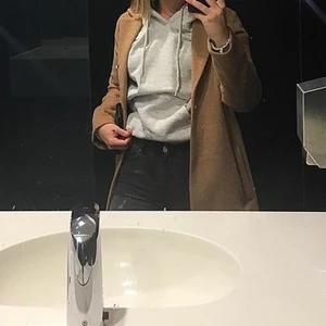 Kappa - Säljer denna ursnygga kappa från H&M. Så bra att ha till vardags, speciellt nu i höst😍