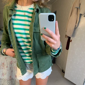 Grön höstjacka!💚 - Jättefin grön jacka i jeansmaterial! Köpt för ganska länge sedan men bara använd några få gånger💕 köpt från zaras barnavdelning så den är i storlek 164 men passar xs-s💚