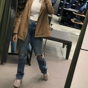 Jeans - Säljer jeans från zara, använda en gång. Storlek 36. Jag är 167cm. 150+ frakt