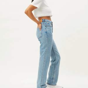 Säljer dessa jättefina jeans från weekday, modellen är voyage och storlek 24/30. Skulle säga att dem passar xs/s💕Köpta för ett tag sedan för 500kr. Skriv för egna bilder.🥰