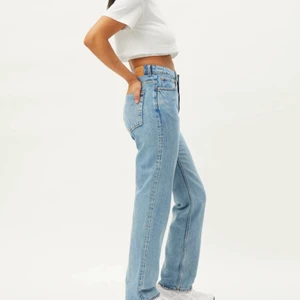 Weekday jeans - Säljer dessa jättefina jeans från weekday, modellen är voyage och storlek 24/30. Skulle säga att dem passar xs/s💕Köpta för ett tag sedan för 500kr. Skriv för egna bilder.🥰