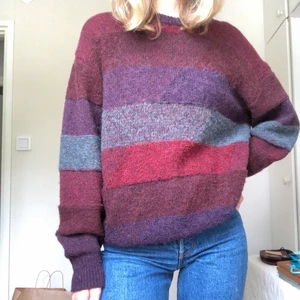 Stickad tröja från Italien - Vintage 90-tals stickad tröja, tillverkad i Italien! Osäker på material men skulle gissa på en blandning av ull och akryl. Möts upp i Stockholm eller så står köparen för eventuell fraktkostnad :) 