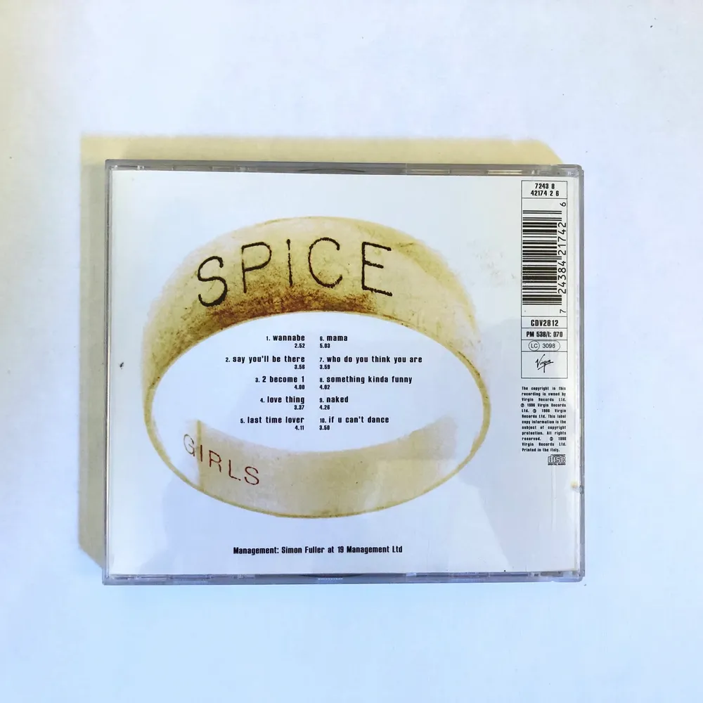 Spice Girls ”Spice” CD-skiva med 10 låtar (se bild 2). 30 kr eller högst budande. Frakt tillkommer.. Övrigt.