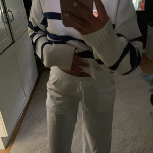 Vita Linnebyxor  - Säljer mina vita linnebyxor, passar som S/M, aldrig använt/lappen kvar