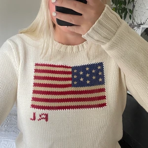 Ralph Lauren stickad tröja strl M - Jättefin gräddvit stickad tröja som är sann i storleken. Inte använd alls mycket och är fortfarande som ny i skicket! :)
