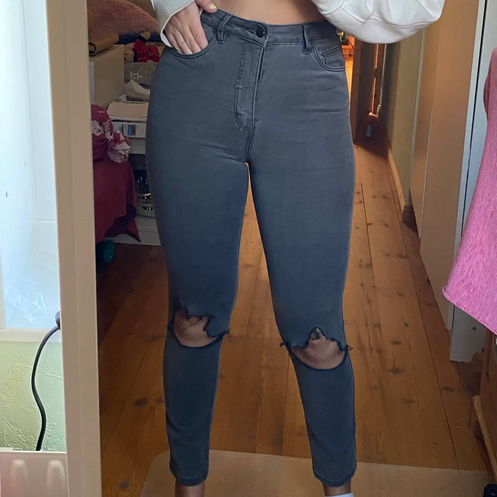Skitsnygga gråa jeans från Luisa Lion x NA-KD med hål i knäna. Aldrig använda. Väldigt storlekstrogna och sitter bra överallt! . Jeans & Byxor.
