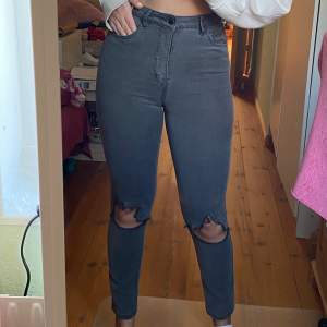 Skitsnygga gråa jeans från Luisa Lion x NA-KD med hål i knäna. Aldrig använda. Väldigt storlekstrogna och sitter bra överallt! 