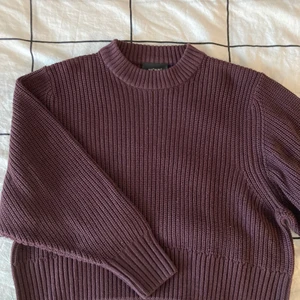 Stickad jumper  - Purpurfärgad, stickad tjocktröja. Nyskick