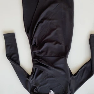 Nelly klänning - Svart fin klänning med en urringning vid brösten 