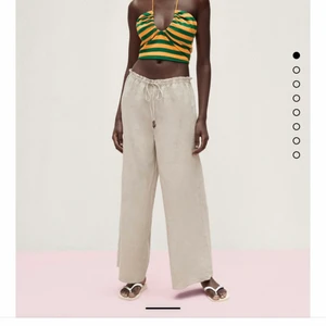 Linnebyxor från Zara - oanvända - Jag säljer dessa oanvända linnebyxor från zara med prislappen kvar då de var lång på mig. Passar någon som bär Storlekarna M/L, kanske S om man vill att de ska sitta löst.  200 kr + frakt! Kan bli billigare vid snabb affär😛