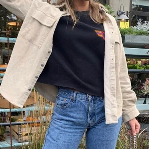 Beige skjorta - (Lånade bilder) As cool manchester skjorta från Nakd! Älskar verkligen denna, men har inte kommit till användning så mycket på sistone:(( Funkar till allt!✨