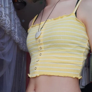 Topp från primark - Har använt den här toppen kanske 2 gånger o haft den i 2 år. Den är i bra skick. Stretchigt material. Den är xs men skulle kunna passa S/M. Köparen står för frakten.