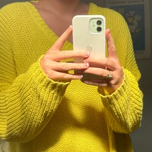 Gul stickad tröja  - En oversized gul tröja från zara. V-ringas hals. 