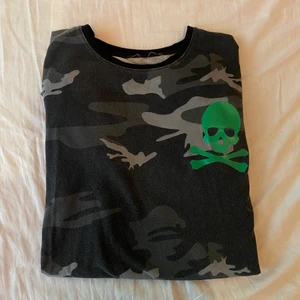 T-shirt - Användes sommaren 2019💚 tänkte försöka få den såld innan jag skänker den🥰 strl XXL men mer som en M/L