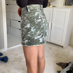 Kamouflage-kjol - En kamouflage-kjol som nästan aldrig använts. I jeansmaterial och i bra skick.