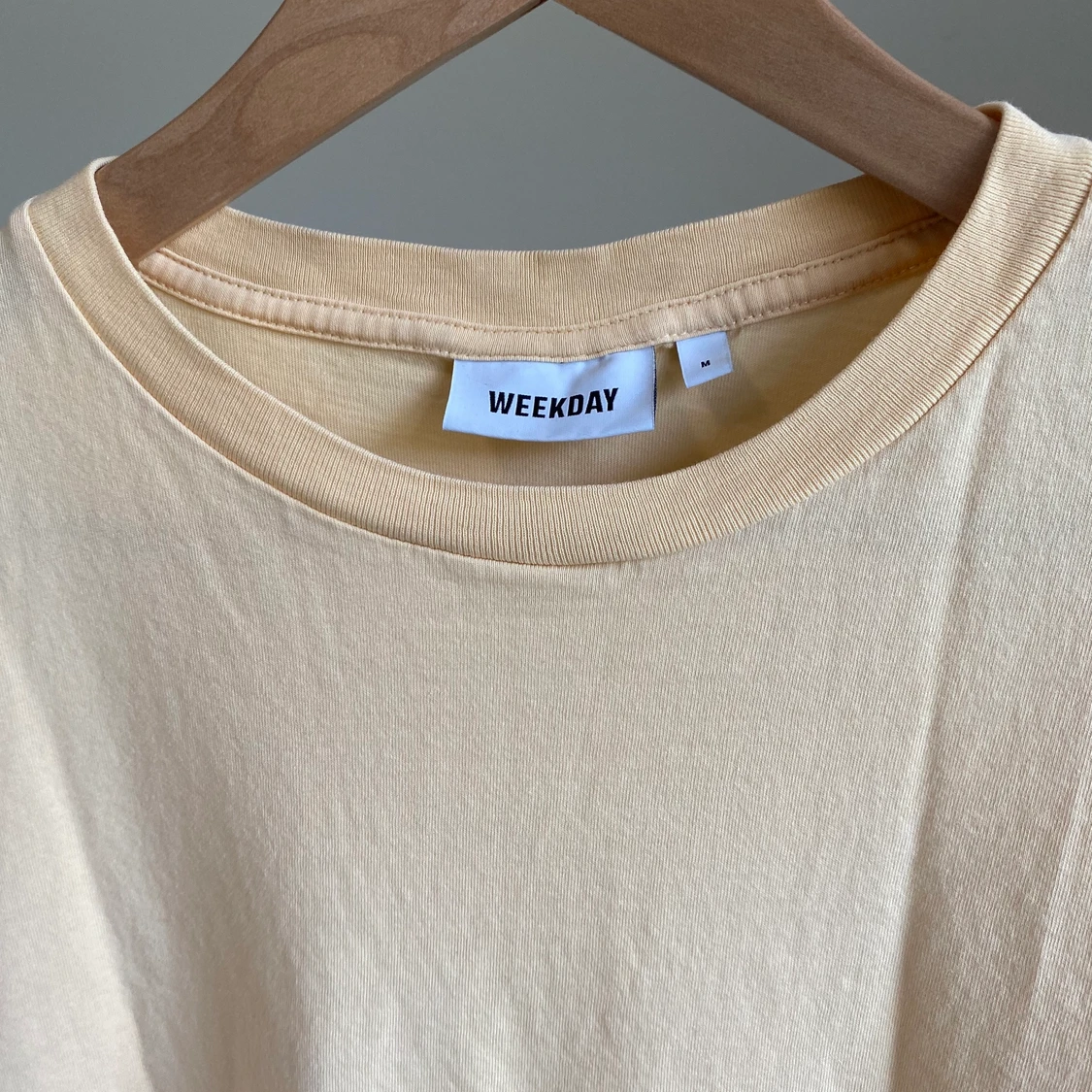 WEEKDAY LJUS GUL PLAIN ALAN T-SHIRT - 90