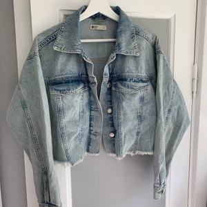 Jeans jacka S - En jeans jacka som är ifrån gina tricot som är croppad. Storlek S men passar även M,L då den är oversize💓😊💖🌸