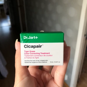 Dr.Jart Cicapair color correcting kräm - Ansiktskräm som ändrar färg från grön till din egen hudton. Döljer rödhet och fläckar i ansiktet. 15 ml. Råkade beställa två så därför vill jag sälja den andra. Känd från tiktok. 110kr inklusive frakt 