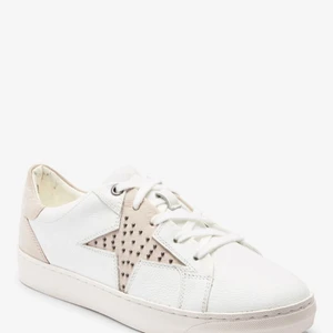 Sneakers med stjärnor  - Köpta på zalando för 748kr, använda 5-7 gånger, jag har vanligtvis 36,5 och dessa är i st 37 därmed lite för stora för mig och därför säljs dom!