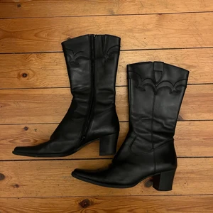 Svarta cowboyboots  - Svarta cowboyboots i storlek 38/liten 39 som är huuur balla som helst men tyvärr för små för mig🤠👢🙌😍