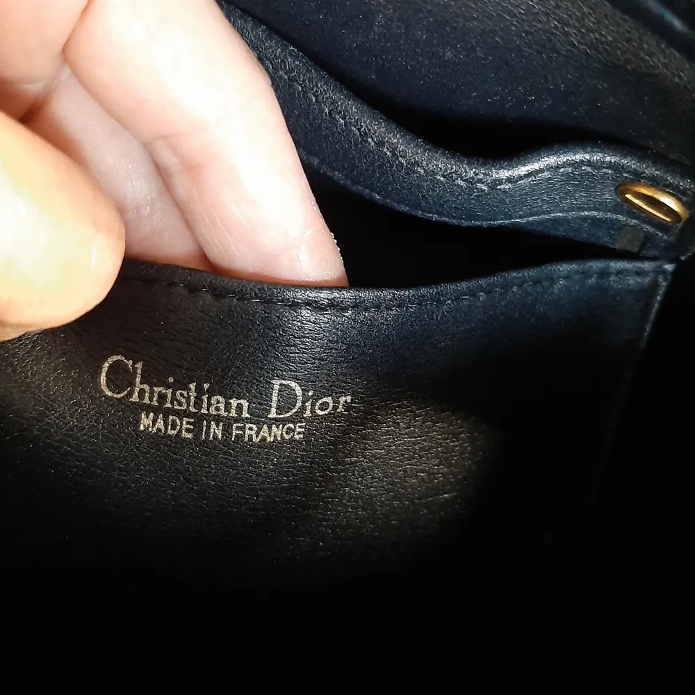 Äkta Dior vintage väskan. Blå Diorissimo canvas  Christian Dior crossbody väska med- Mässingsbeslag - Enkel platt axelrem - läderfärg - blå. skick: Bra yttre skick: Bra. . Accessoarer.