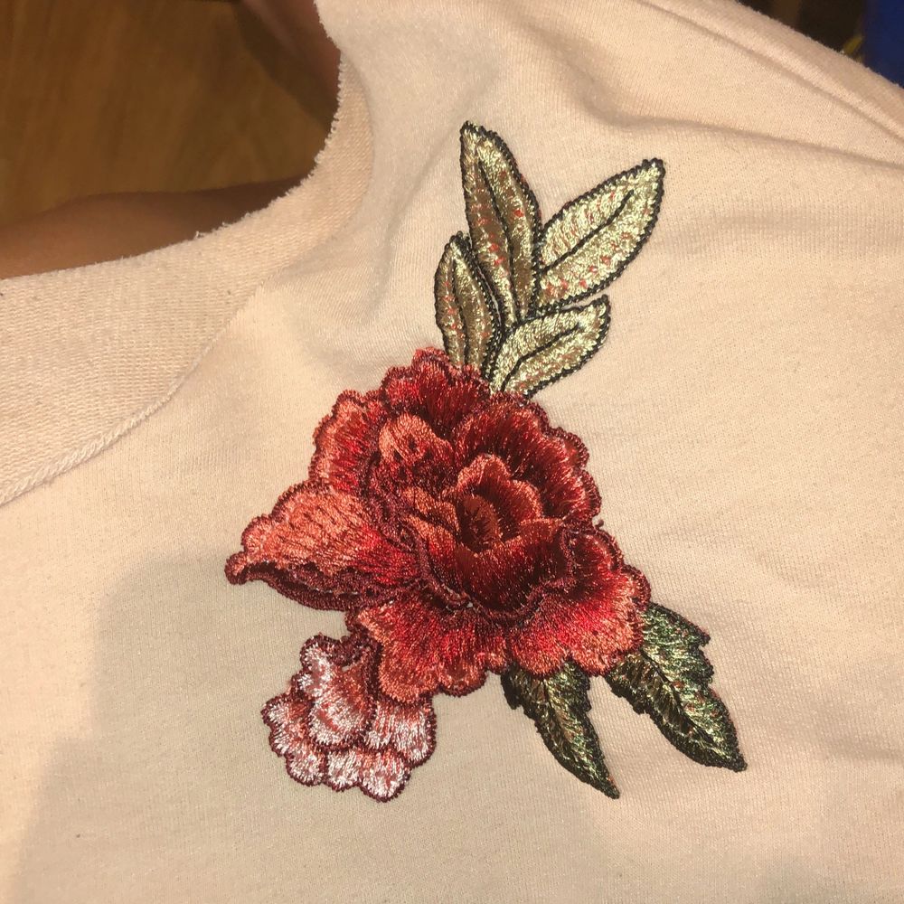 Rosa tröja med rosor.. Huvtröjor & Träningströjor.