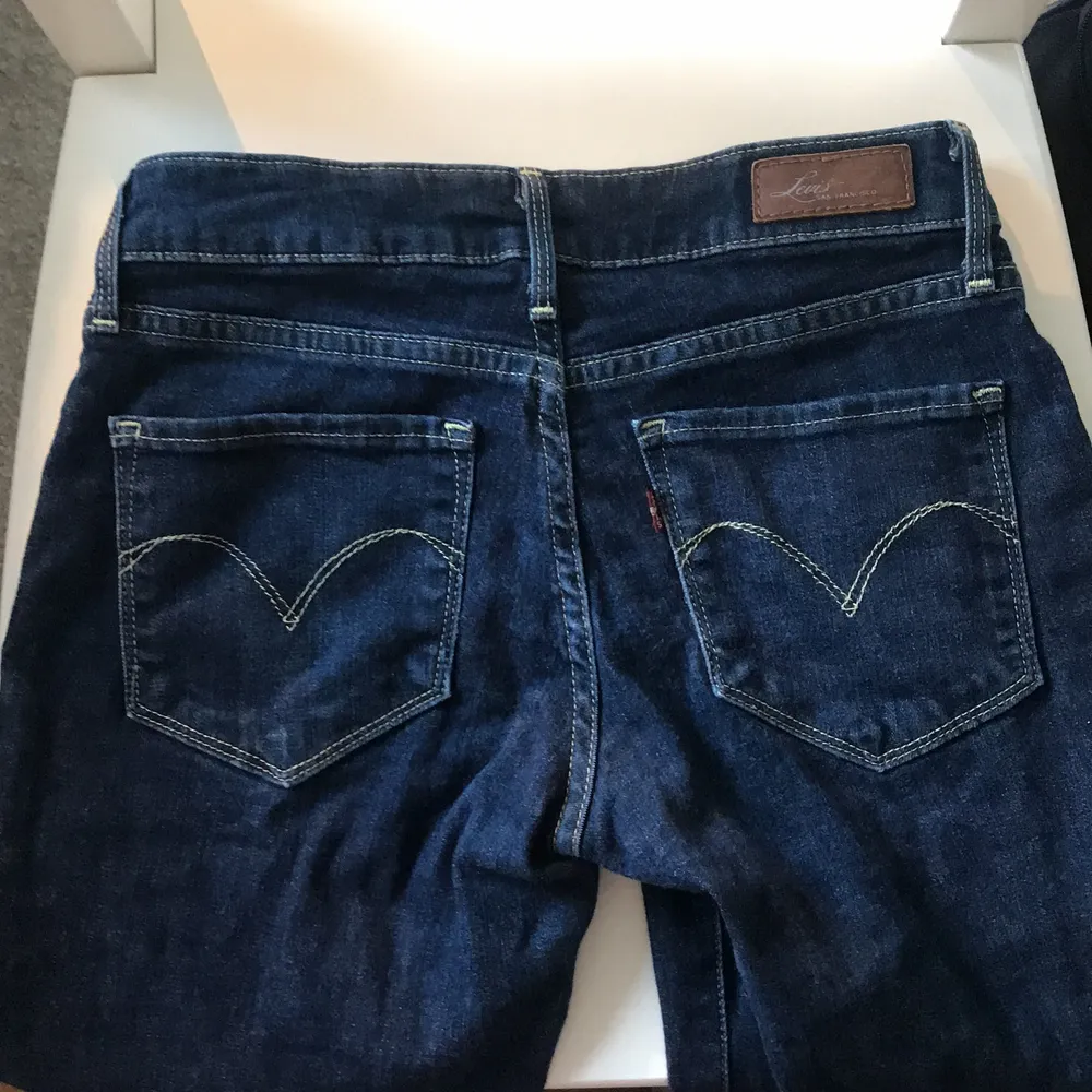 Så fina mörkblå lågmidjade jeans! Innerbenslängden är 65cm 💞 vet inte om det är äkta Levis men tror det 💓. Jeans & Byxor.