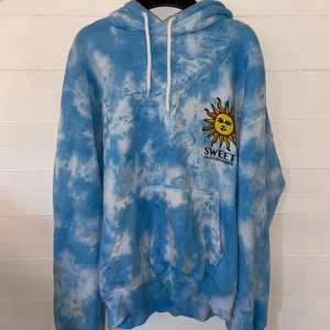 sweet sktbs hoodie - Sweet sktbs hoodie köpt på Junkyard i storlek XS, använd ett fåtal gånger och är i bra skick💙 (nypris 599kr)