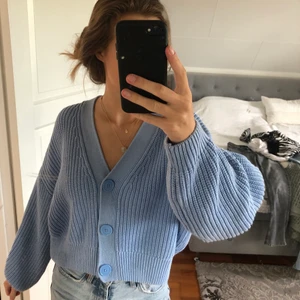 Kofta från H&M  - Superfin kofta från H&M. Använd ett fåtal gånger så nästan som nyskick. Storlek XS men är oversized 💙 