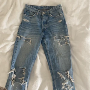 Slitna jeans - Håliga/slitna jeans från bikbok. Köpta för länge sedan men säljer då de tyvärr inte kommer till användning längre. Köparen står för frakt. 
